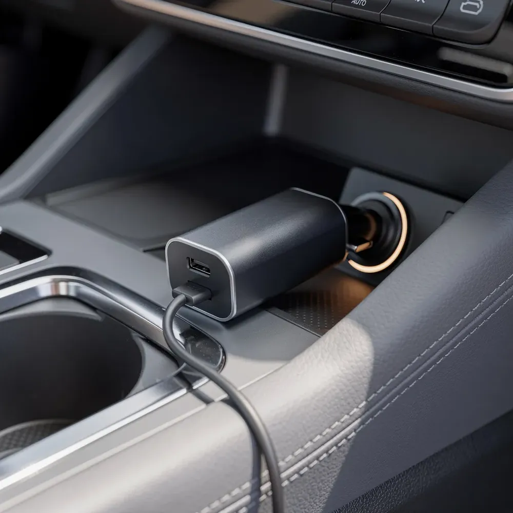 USB lādētājs automašīnai: iebūvēts vai ārējs